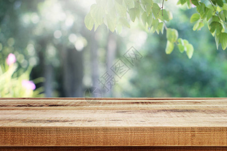 木质办公桌和模糊的花园图片