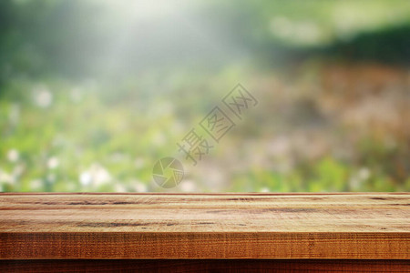 木桌和模糊的自然园艺背景背景图片