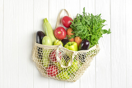 柳条袋中的新鲜蔬菜图片