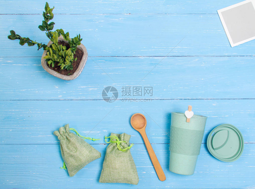 蓝木本的棉花一块绿竹子和桌子上两个绿袋零废物概念图片