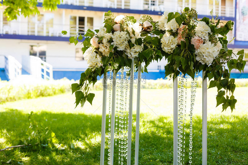 用鲜花和椅子装饰的婚礼拱门图片