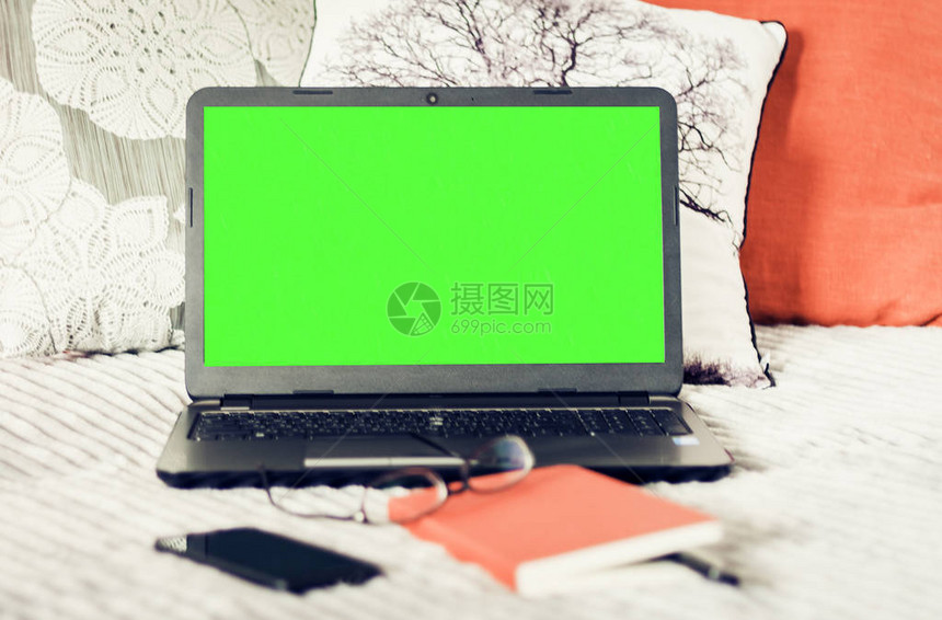 绿色屏幕笔记本电脑笔记本智能手机眼镜和对坏的笔图片