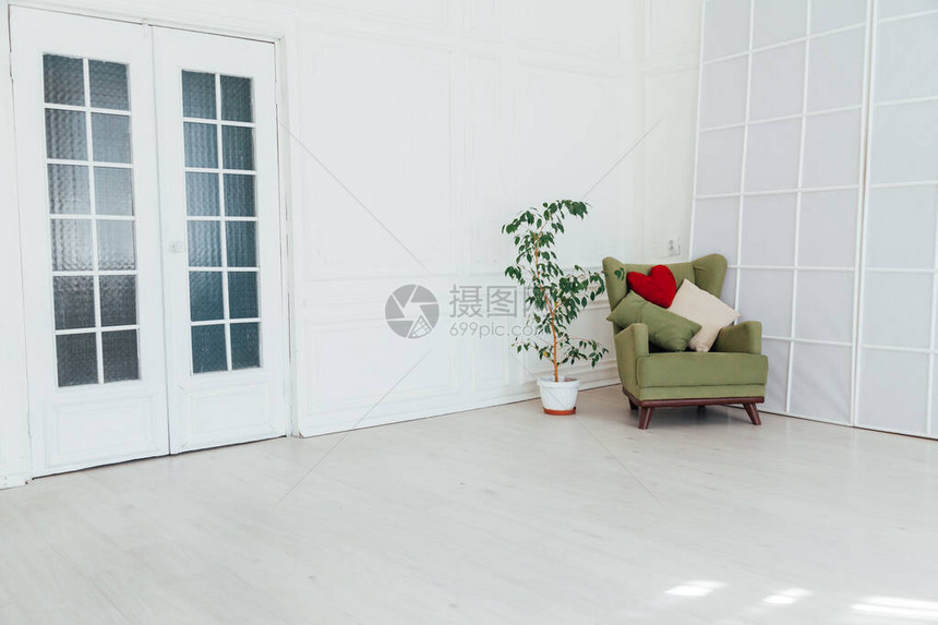 房子白色房间内部的绿色椅子图片