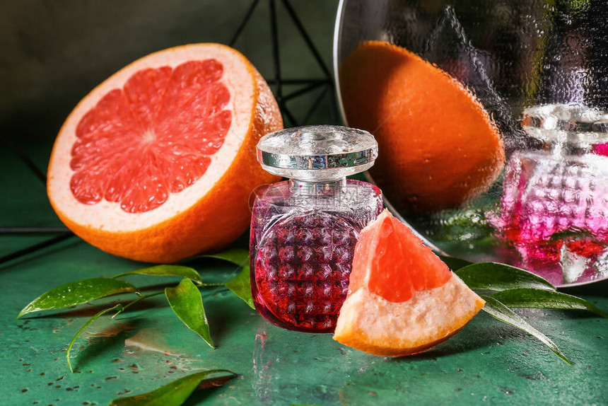 桌上的柑橘香水瓶图片