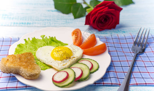 情人节的浪漫早餐心形煎蛋卷配图片