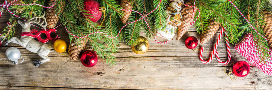 圣诞问候与圣诞树枝传统装饰品礼物和圣诞球图片