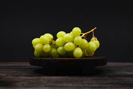 木架上的绿葡萄平躺从上面查看写作的地方多汁的葡萄串在一个木制的背景上图片