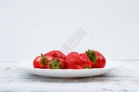 白色盘子上的红色草莓图片