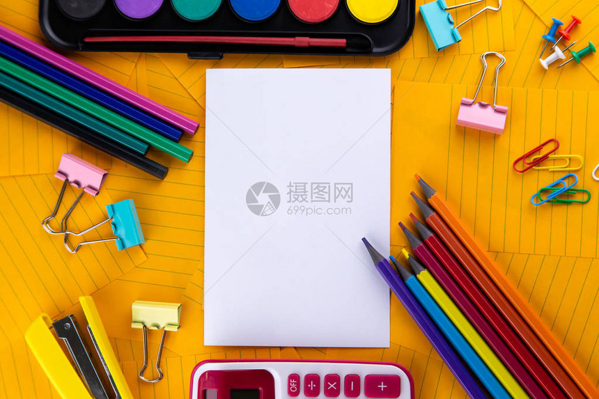 学校办公用品文具橙色纸背景与复制空间回图片