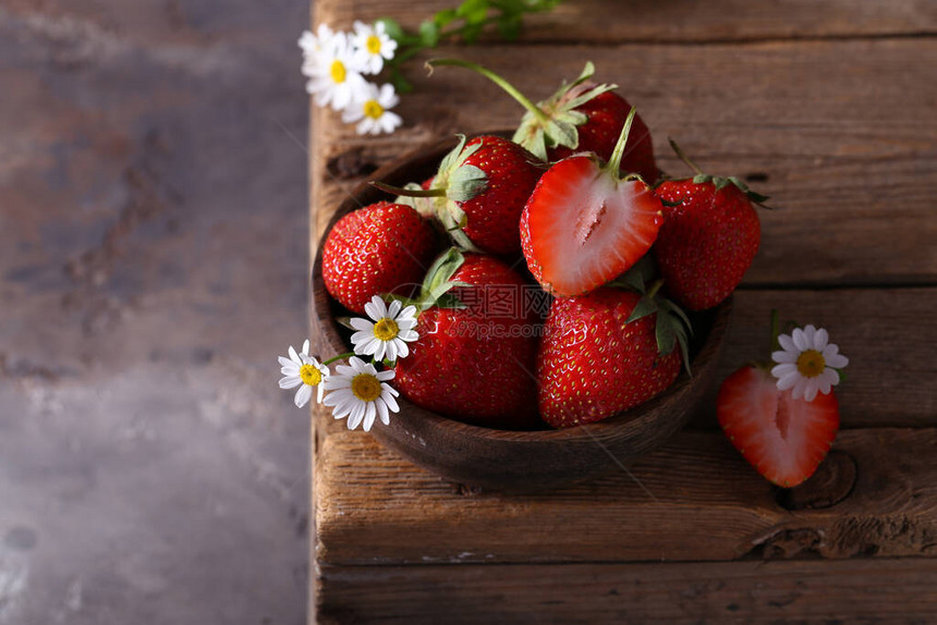 木碗里的新鲜有机草莓图片