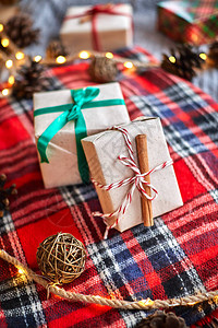 圣诞礼物的背景一个红色羊毛彩色的长袍配有花锥和卷心树枝的花冠图片