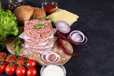 黑底自制汉堡的新鲜原料不健康的食物快速食物晚餐复制空间图片