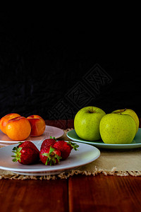 新鲜季节水果和茶壶及彩色陶图片