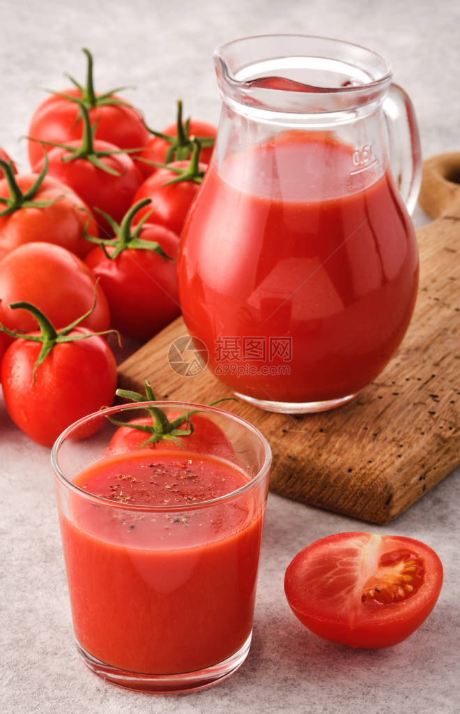 一杯美味的番茄汁和成熟的红番茄图片