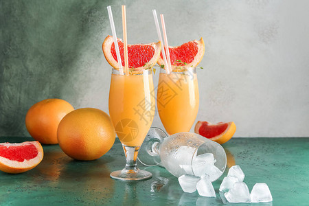 桌上的新鲜柑橘汁杯图片
