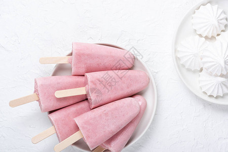 餐桌上的盘子上是自制草莓冰淇淋和饼干夏季健康饮食概图片
