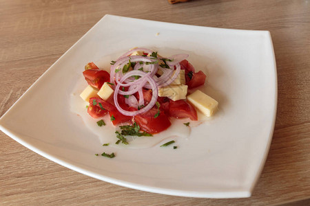 美味新鲜的沙拉加西红柿奶酪和辣椒素图片