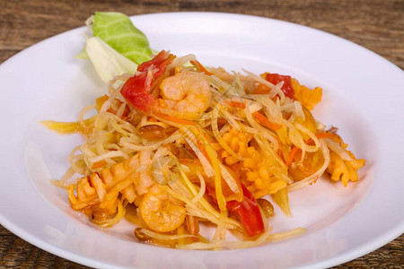 泰国传统沙拉用木瓜和大虾图片