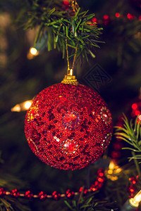 挂在圣诞树上的红色圣诞饰品图片