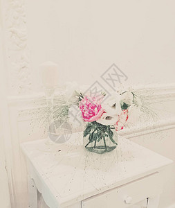 花瓶中的花束别致的室内设计图片