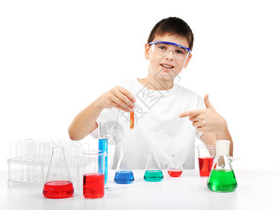 聪明的小男孩在做化学实验图片