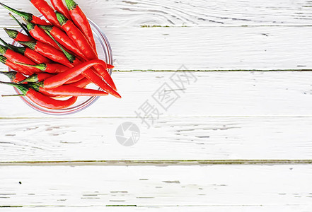 白色木制复古背景上的红辣椒图片