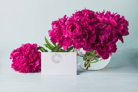 美丽的布贡迪粉红色花瓶站在桌边的圆形花瓶中一张贺卡文本模板水平图片