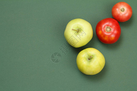 绿色背景的新鲜苹果和西红柿最美景图片