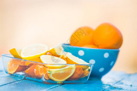蓝色背景中的柑橘类水果橙和柠檬图片
