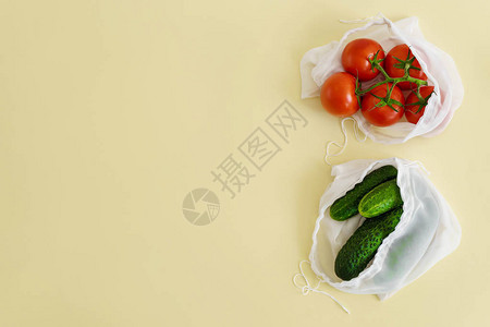纺织品袋中的新鲜蔬菜图片