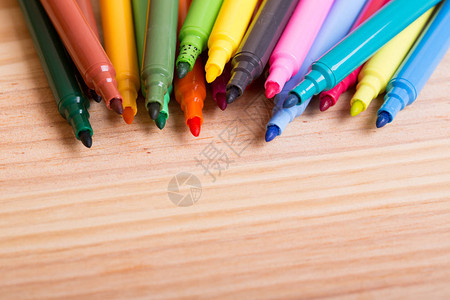 木桌上的彩色记号笔图片