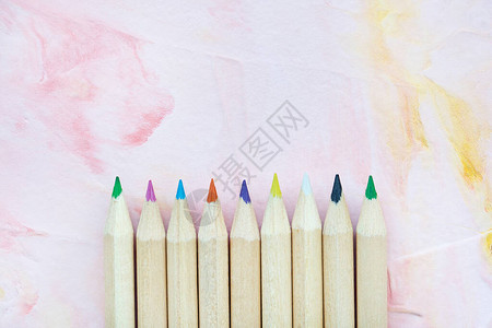 粉红背景的多彩木铅笔绘画创作艺术或回到学校概图片