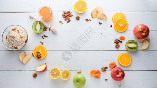 苹果猕猴桃干果橙子和苹果健康饮食概念在一张白色图片