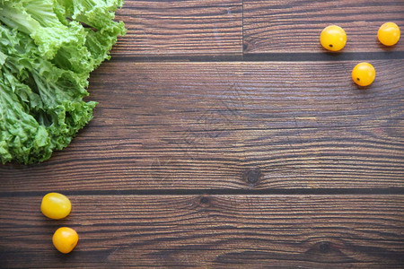 拍摄食物照片的相片背景与黑棕色木制桌面相配新鲜绿背景图片