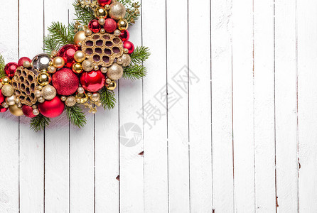 圣诞花环与木制背景上的小玩意图片