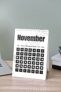 办公室桌子上的日历图片