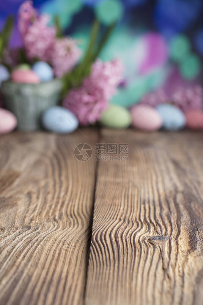 复活节背景郁金香和春花复活节鸡蛋果实木制桌糊面颜色布图片