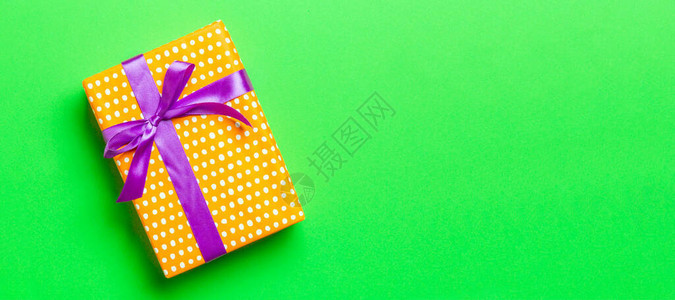 最顶尖的圣诞礼物盒有绿色背景的紫背景图片