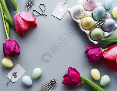 复活节鸡蛋和郁金香平图片