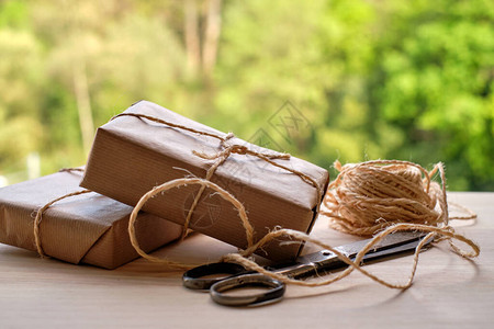 包装在木制表格和森林背景的Kraft图片