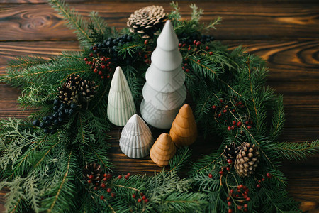 圣诞树在深色木桌上的时尚质朴圣诞花环图片