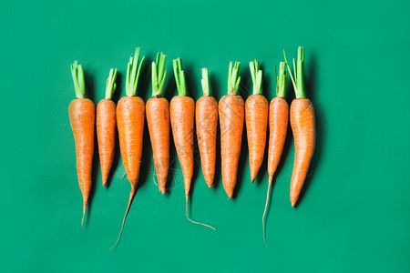 绿色背景的一排胡萝卜是几个新鲜的胡萝卜Rustic图片