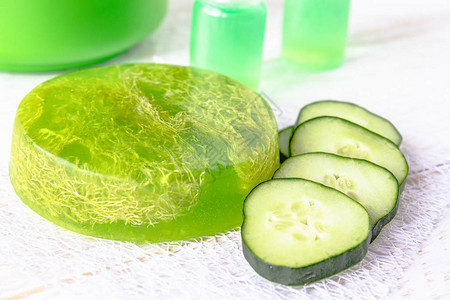 用一块肥皂和黄瓜片装在瓶子里的黄瓜提取物用黄瓜肥皂进行水疗护图片