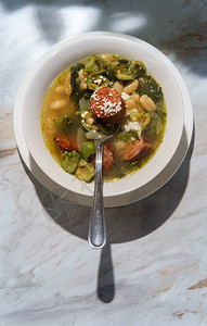 地中海绿色的海豆和香肠汤图片