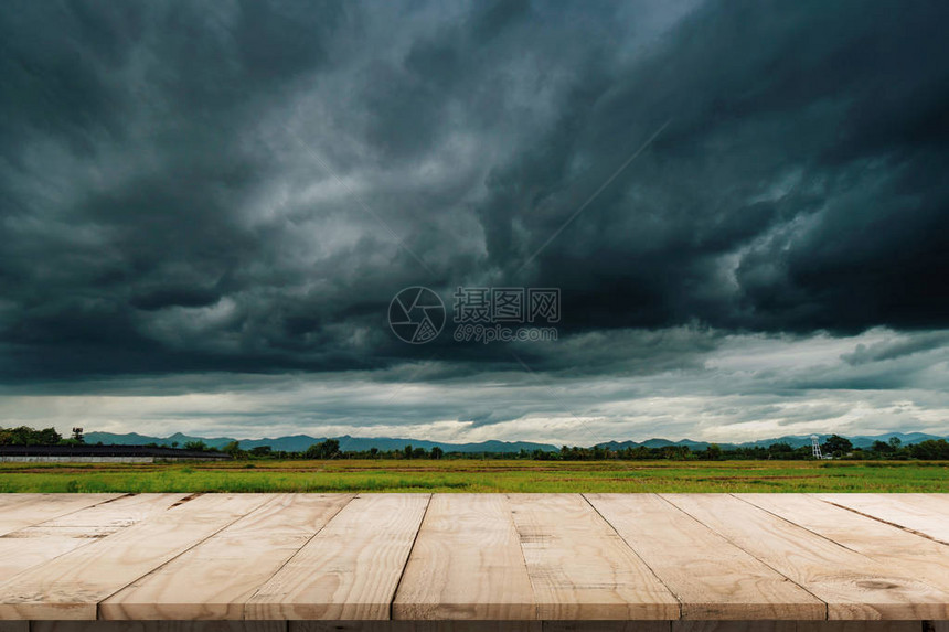 自然风景优美的田野风暴云和空木板供产图片