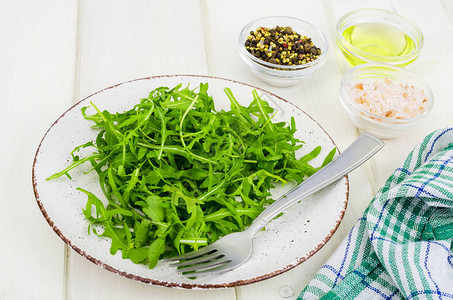 蔬菜食品盘子上的新鲜绿色花白木背景图片