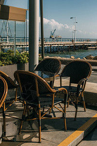 海边餐厅的夏日露台桌子旁边的椅图片