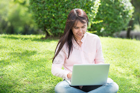 在家工作的横幅妇女在家户外使用笔记本电脑工作图片