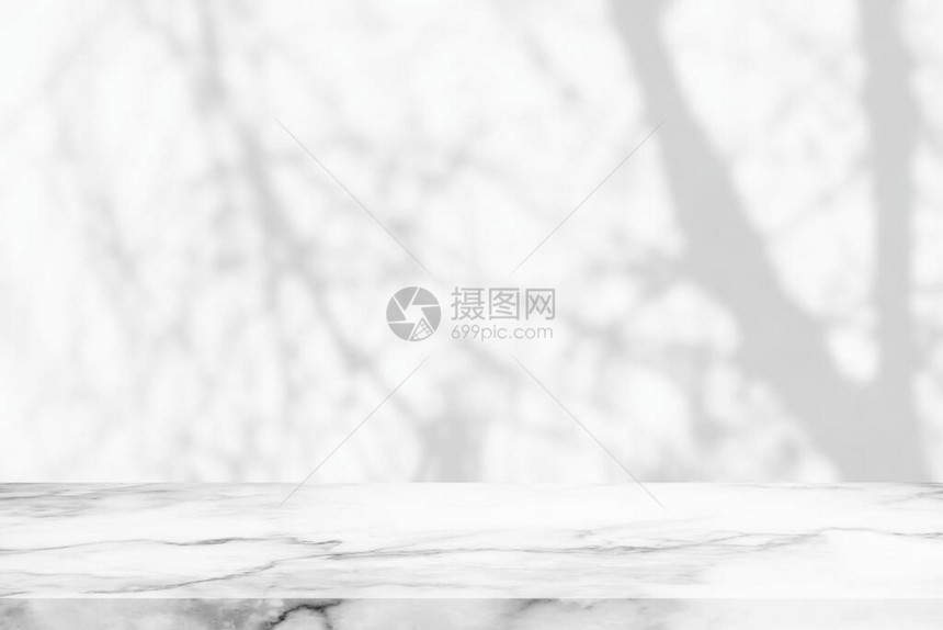花园背景中带有白色模糊散景的大理石桌图片