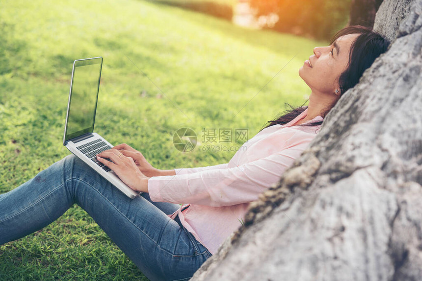 在家工作的横幅妇女在家户外使用笔记本电脑工作图片